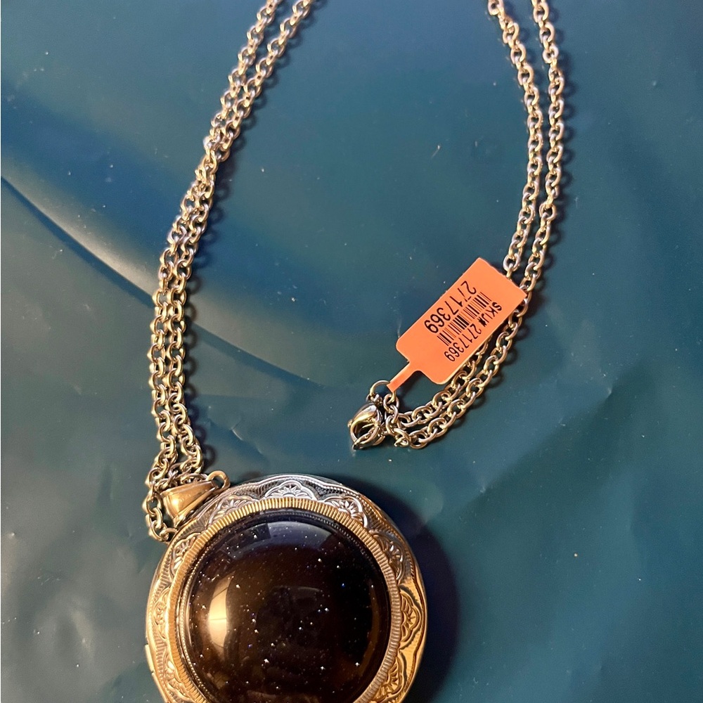 Chic Silver and Black Pendant Necklace